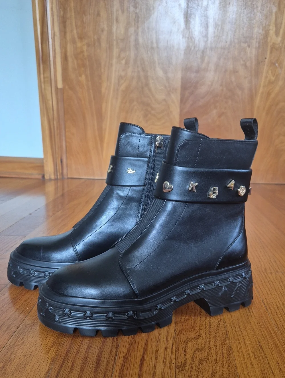 NWOT KARL LAGERFELD Women's Latisha Lug Sole Chelsea Boot With Pins,size 7 NWOB
